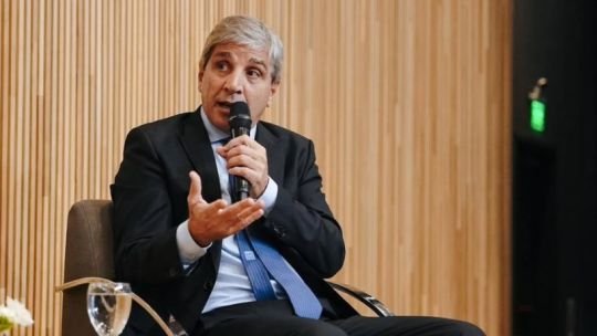 Luis Caputo aseguró ante inversores que buscará fortalecer las reservas y deslizó un posible ajuste en las bandas cambiarias