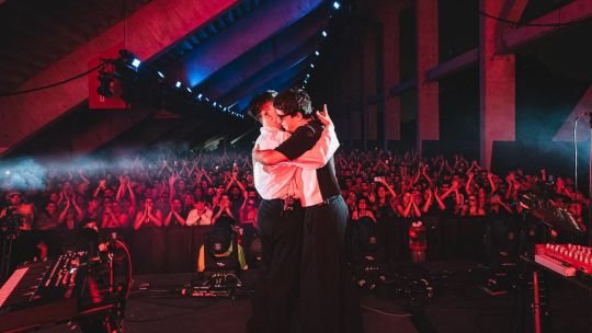 Peces Raros desafió a la tormenta y convirtió al Estadio UNO en una rave de rock oscuro Peces Raros desafió a la tormenta y convirtió al Estadio UNO en una rave de rock oscuro