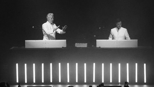 Polo & Pan presentó un show retrofuturista que transformó Buenos Aires en una pista psicodélica