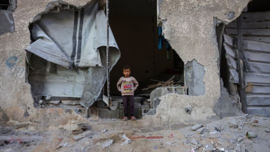 Israel bombardea Gaza y denuncia que los últimos cuerpos entregados por Hamás “no son de rehenes”