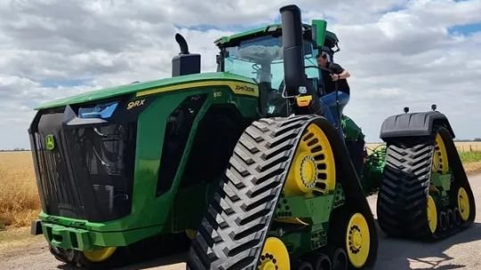 El tractor más grande del mundo llegó a la Argentina y lo compró un productor cordobés