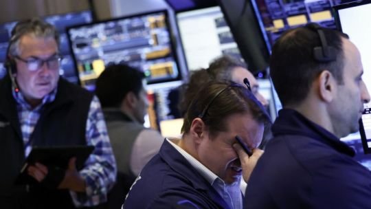 Bonos y acciones caen en Wall Street y el riesgo país supera los 650 puntos