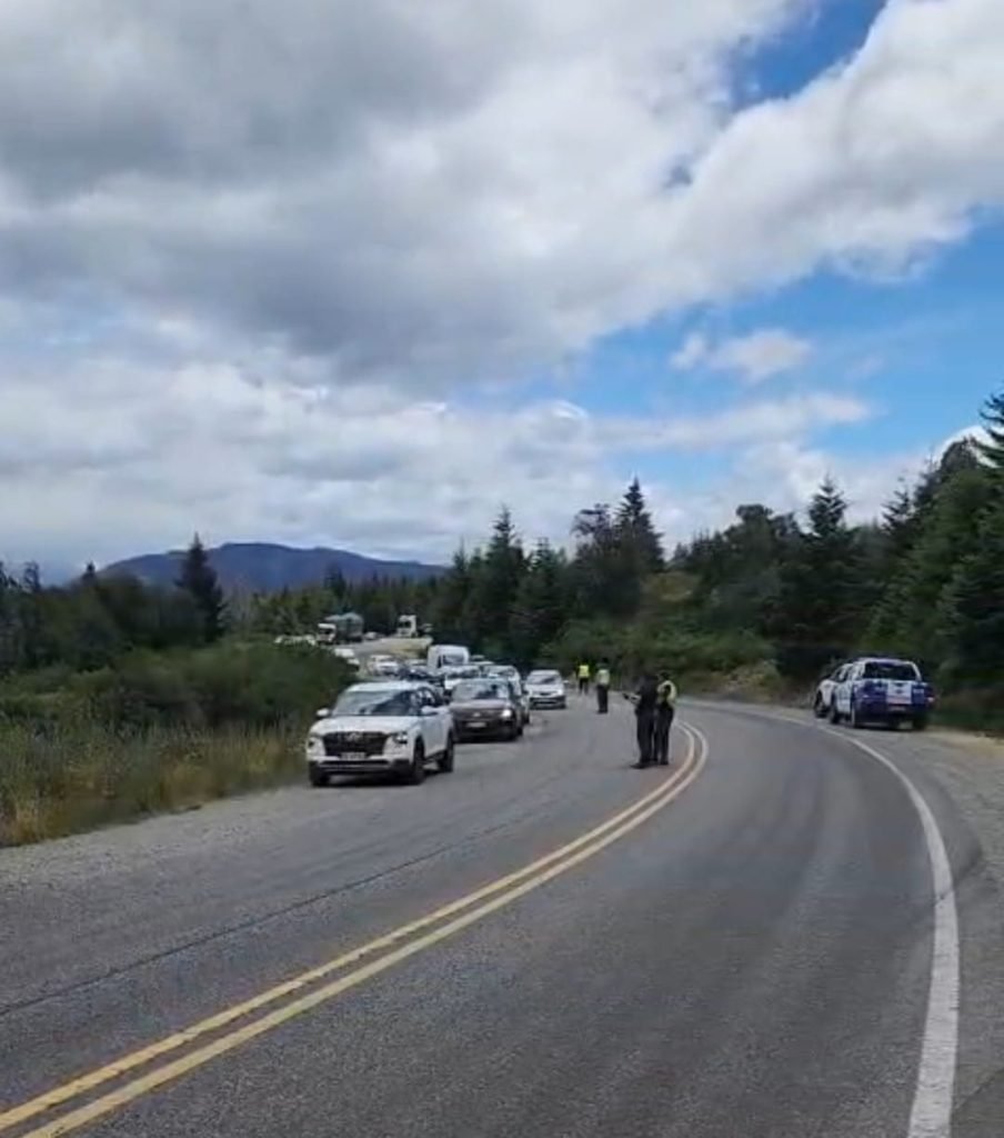 La Secretaría de Seguridad y Ordenamiento Vial informa que se encuentra parcialmente interrumpido el tránsito en la Ruta Nacional 40, mano hacia Bariloche.