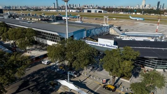 Tarde de furia en Aeroparque: el calor derritió el asfalto y obligó a suspender las operaciones