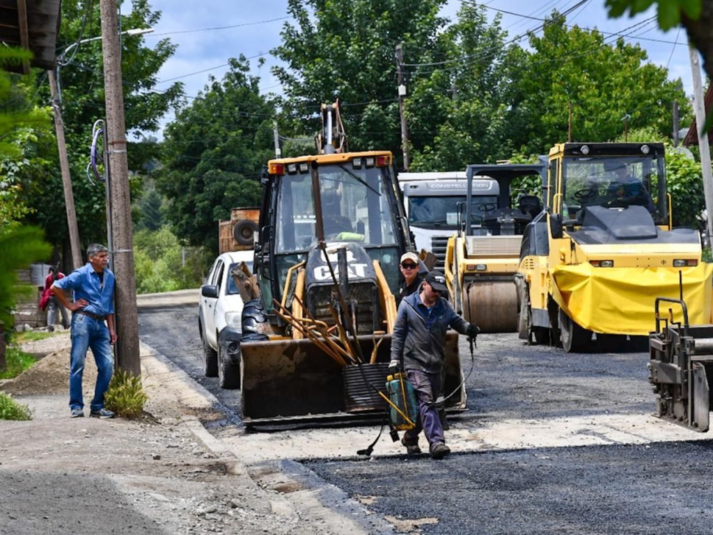 Avanza la Obra de Pavimentación sobre calle Primeros Pobladores en el Barrio El Mallín.