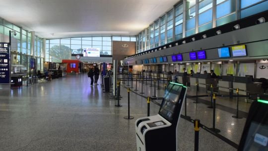 Paro de controladores aéreos: el conflicto ya provoca demoras y reprogramaciones