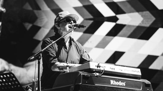 Andrés Calamaro encendió Noches Capitales con una tormenta rockera y un show feroz lleno de invitados