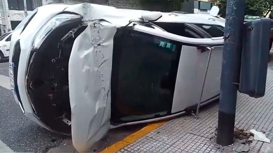 Flores: una camioneta circuló al menos cinco cuadras en contramano, chocó y volcó