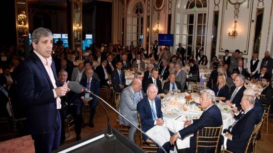 Una filosa respuesta a Paolo Rocca, aplausos y reclamos: así fue el paso de Luis Caputo por el Cicyp