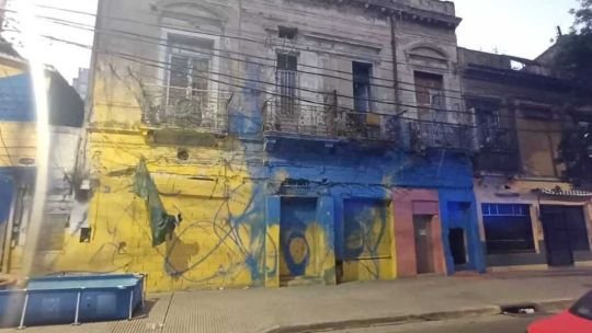 Detuvieron a dos hombres que intentaron usurpar “a las patadas” una casa tapiada en La Boca