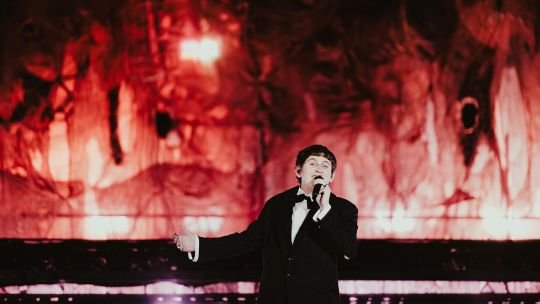 Dillom llegó a Vélez y presentó una performance que incluyó a Juanse, Lali y corte de flequillos en vivo