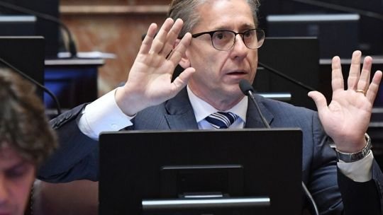 Insólito episodio en el Senado: una senadora le volcó un vaso de agua a un colega en plena sesión