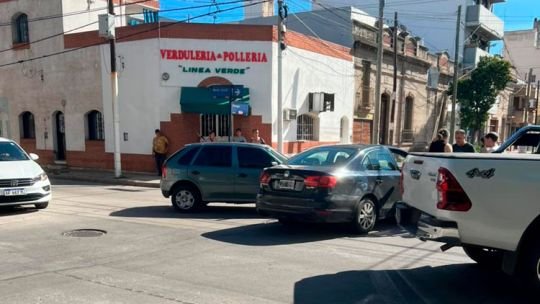 “Basta de accidentes”: vecinos insisten con pedido de semáforos en esquina peligrosa de Córdoba
