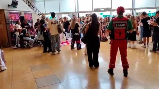 Once personas asistidas por sobreventa y calor en un teatro de Floresta