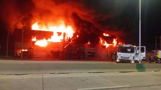 Feroz incendio en Corrientes: destruyó una maderera y una colchonería en Ruta 5