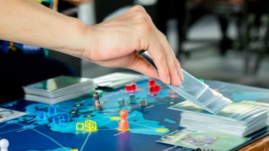 Navidad sin pantallas: el listado de juegos de mesa y libros para recuperar vínculos familiares