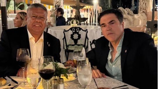 ‘Chiqui’ Tapia juega al contragolpe: mandó foto con derechistas en la residencia de Donald Trump en Florida