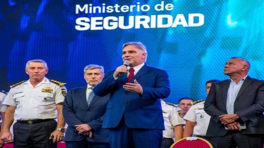 Llaryora endurece el Código: prohíbe “naranjitas” y limpiavidrios, y sanciona a antivacunas