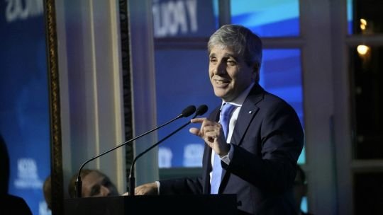 Luis Caputo anunció un superávit financiero de 0.000 millones en noviembre