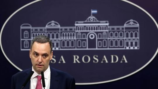 Manuel Adorni cobró más de 60 mil dólares por una demanda laboral a la empresa en la que trabajó