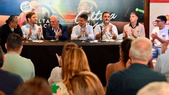 Con el Indio Rojas y Los Herrera, Marcos Torres lanzó la temporada de verano de Alta Gracia