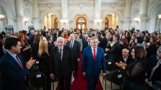 Llaryora creó seis cargos y designó a nueve funcionarios en la cumbre del Poder Judicial