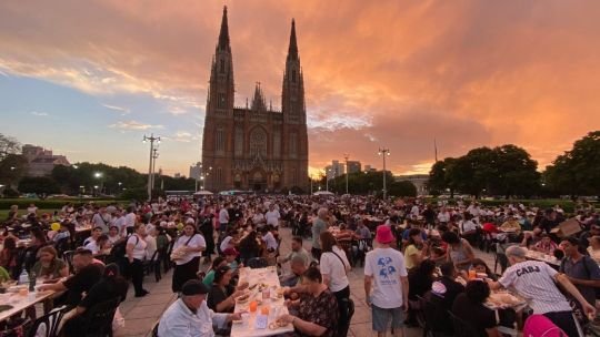 La cena solidaria “Ninguna Familia sin Navidad” reunió a más de 4.000 personas frente al Congreso