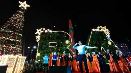 Con el encendido de luces, la Ciudad celebró frente al Obelisco el espíritu de la Navidad