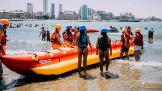 Verano 2026 en Mar del Plata: cuánto sale hoy un paseo en banana en Punta Mogotes