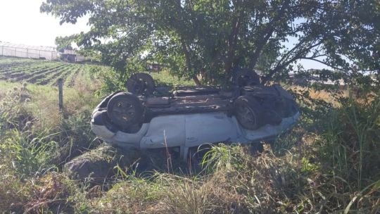 Recibió un mate mientras manejaba hacia la Costa, volcó y murió