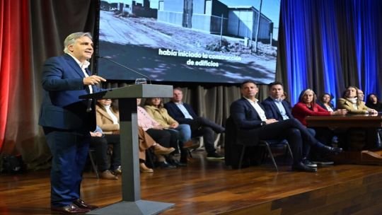 Sin motosierra, Llaryora “refuncionaliza” ministerios y reordena su Gabinete con foco en la gestión y el territorio