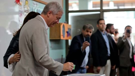Balotaje en Chile: ya votaron el favorito José Kast y la oficialista Jeannette Jara