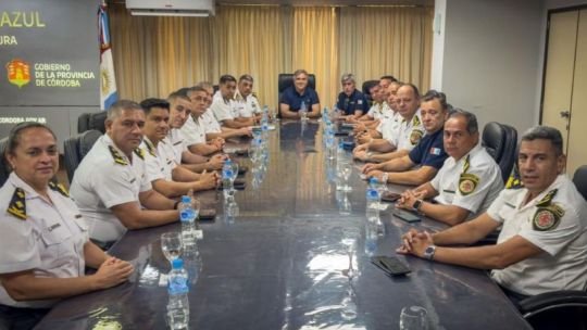 Llaryora se reunió con la cúpula de la Policía de Córdoba