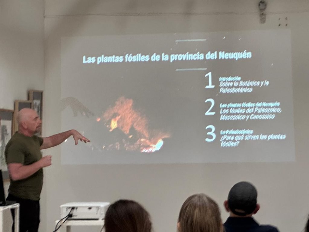 Se realizó la charla “Las plantas fósiles de la Provincia del Neuquén” en el MAC.