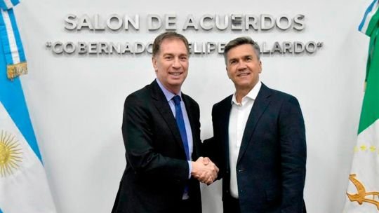 Santilli huye del fuego patagónico y retoma la rosca, pero le llueven reclamos provinciales