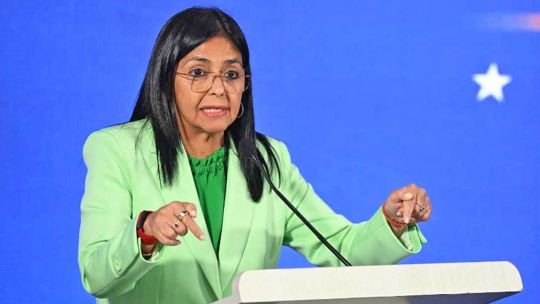 La vice Delcy Rodríguez dijo que no sabe “dónde está Maduro” y exige a EE.UU. “una fe de vida” del líder chavista y su esposa, Cilia Flores
