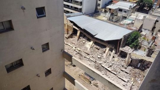 Conmoción por derrumbe en barrio General Paz: graves daños en autos y edificios linderos