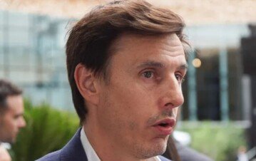 Nico Occhiato le hizo la propuesta soñada a  Flor Jazmín Peña: “En la playa, con los ojos vendados y un corazón de pétalos”