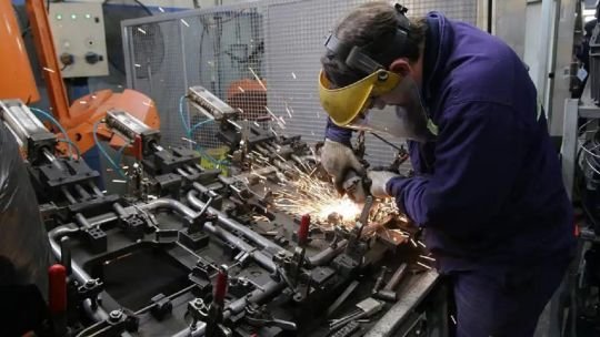 La actividad económica en noviembre cayó 0,3% mensual, según el INDEC