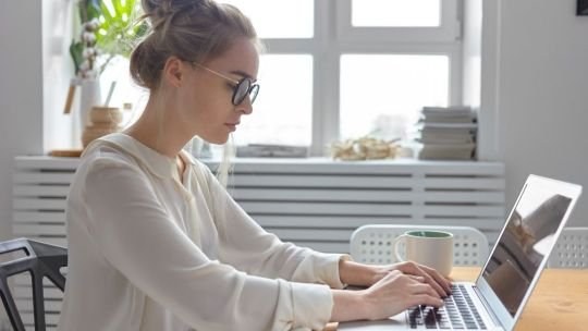 Cómo hacer un currículum sin experiencia y destacar en el primer empleo