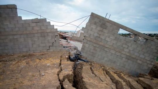 Un deslizamiento del cerro Hermitte forzó la evacuación de más de 90 familias en Comodoro Rivadavia