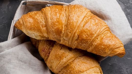 Croissant francés original: receta completa paso a paso y secretos de los maestros pasteleros para un hojaldre crujiente y aireado