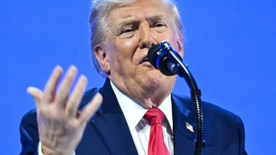 Trump aseguró que “desescalará un poco” la situación en Minnesota pero negó destituciones y defendió a Kristi Noem