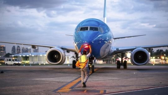 Aumenta el riesgo de un nuevo paro de controladores aéreos durante las vacaciones: este viernes vence la conciliación obligatoria