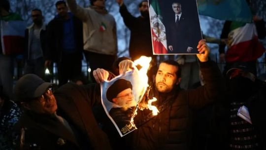 Irán restablece parcialmente el acceso a internet, mientras el ayatola pide más represión