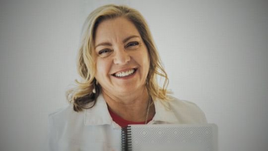 La oscura historia de “La influencer siniestra”: el documental de Netflix sobre una coach de crianza acusada de abuso infantil