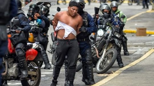Liberan a 87 manifestantes arrestados en Venezuela en 2024, aunque continúan bajo juicio y medidas cautelares