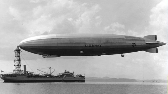 Bombardeos de zeppelines en la Gran Guerra, el terror alemán que transformó la vida de civiles en París y Londres