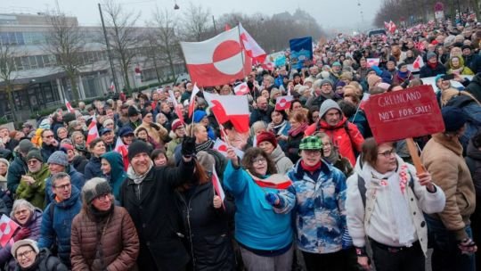 “Trump, saca tus manos de Groenlandia”: multitudinaria marcha en Dinamarca