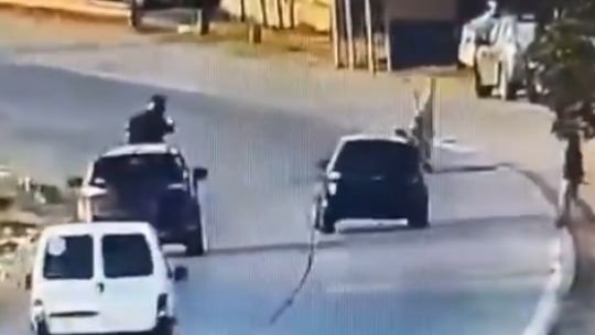 Imágenes sensibles: quiso robar en pleno Acceso Sudeste, tiene múltiples fracturas y está muy grave